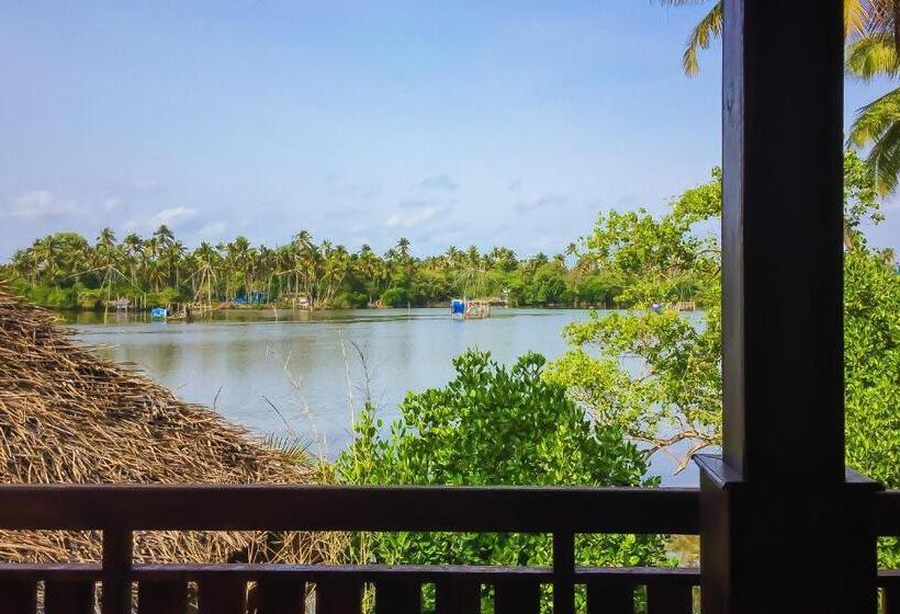 Superior room with lake view, Les 3 Elephants