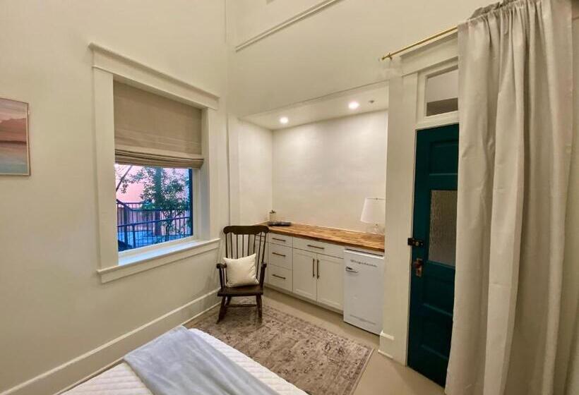 إستوديو قياسى مطلّ علي الحديقة, Warner