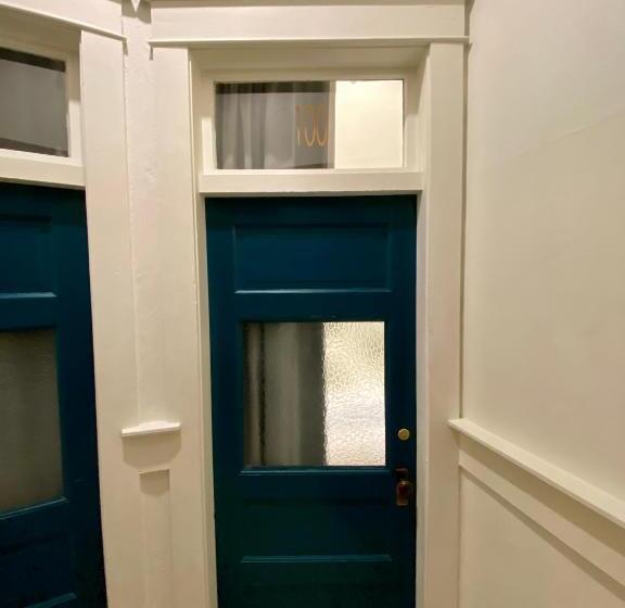 إستوديو قياسى مطلّ علي الحديقة, Warner