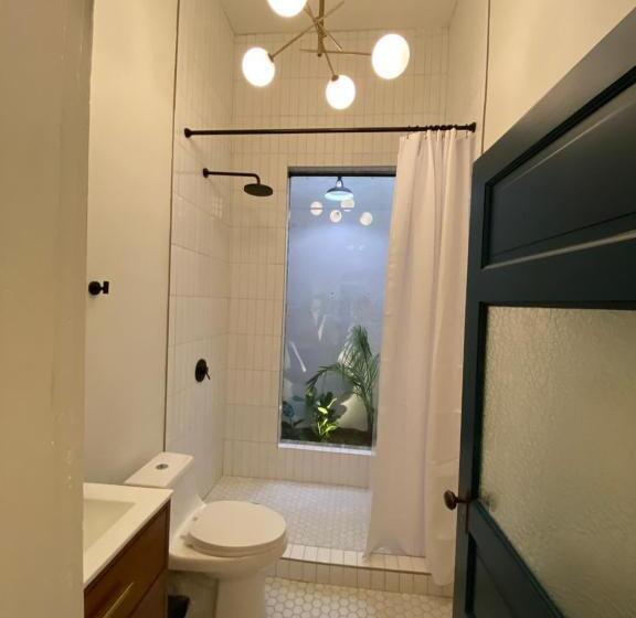 جناح جونيور ديلوكس, Warner