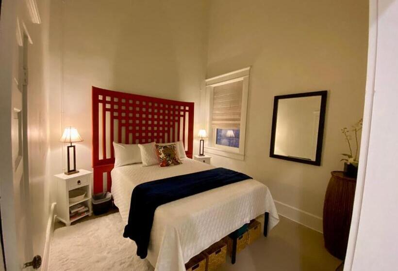 جناح جونيور ديلوكس, Warner