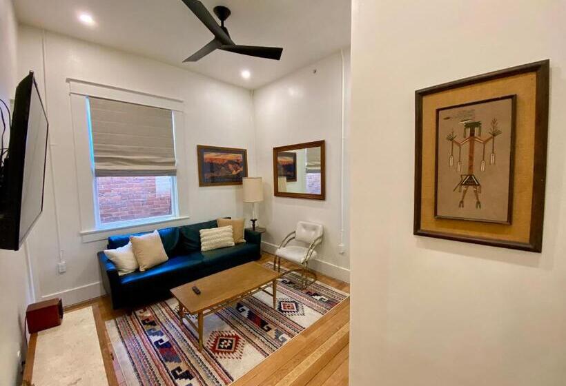 جناح ديلوكس, Warner