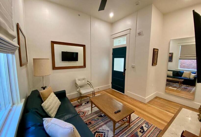 جناح ديلوكس, Warner