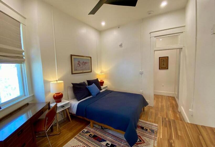 جناح ديلوكس, Warner