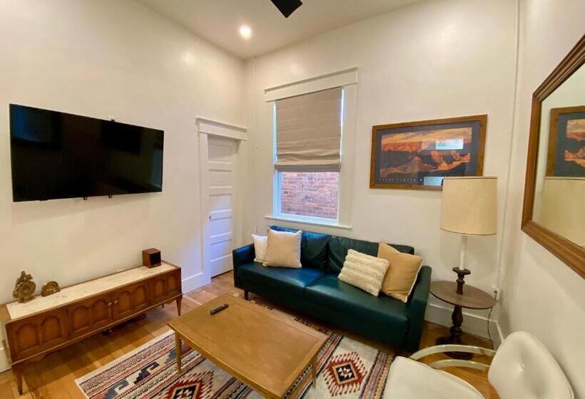 جناح ديلوكس, Warner