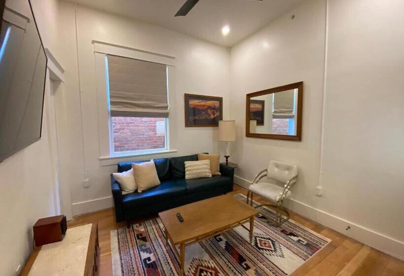 جناح ديلوكس, Warner