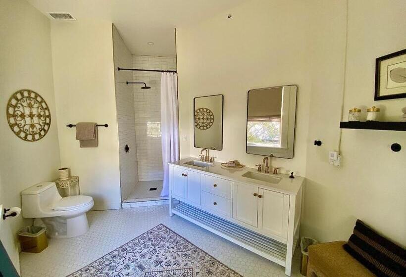 جناح رئاسى, Warner