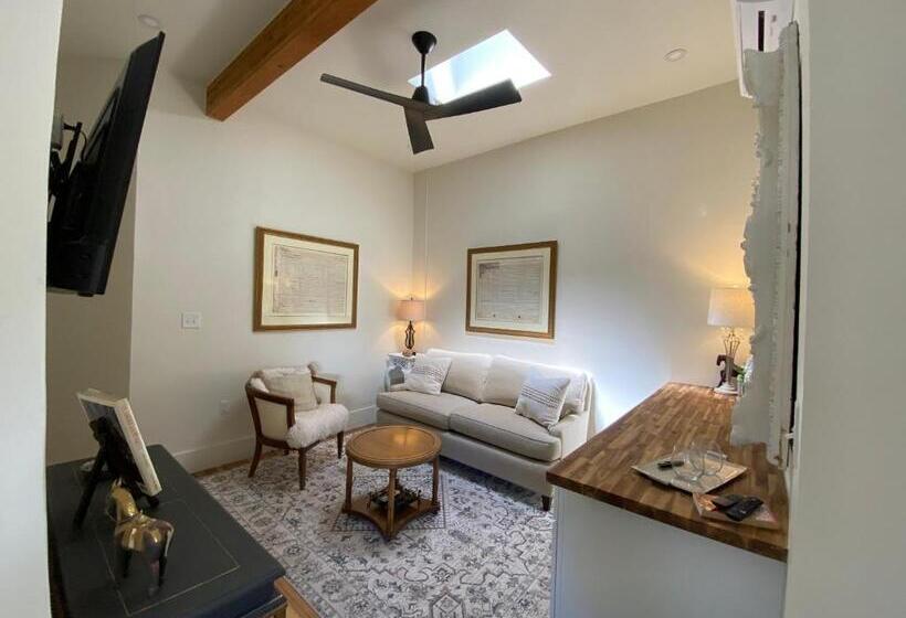 جناح رئاسى, Warner