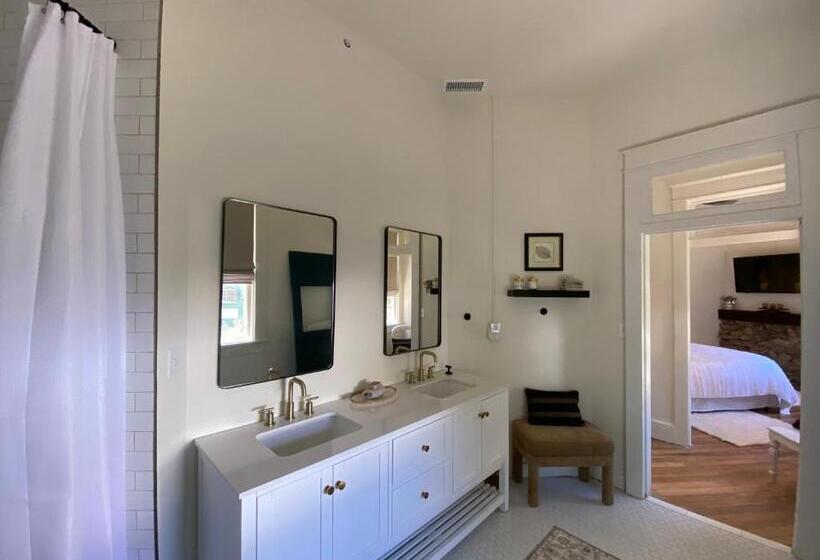 جناح رئاسى, Warner