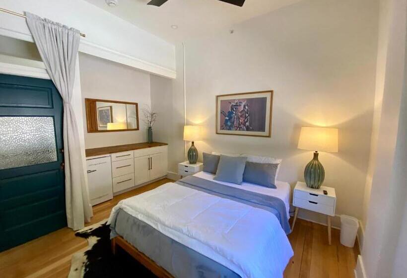 جناح مطلّ علي الحديقة, Warner