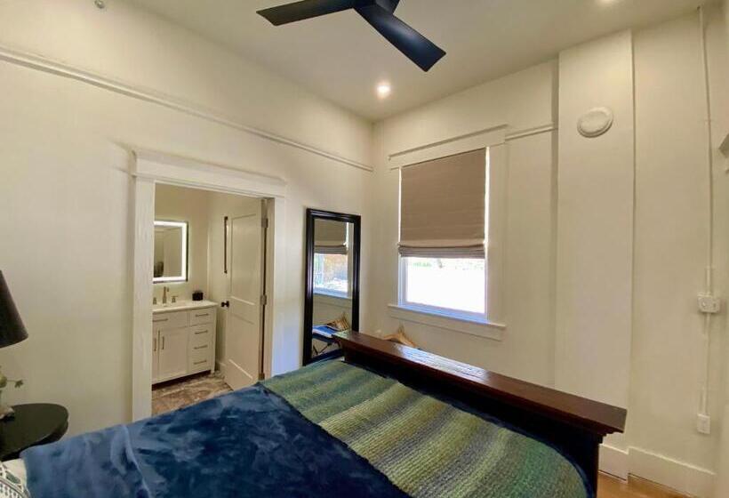 جناح مطلّ علي الحديقة, Warner