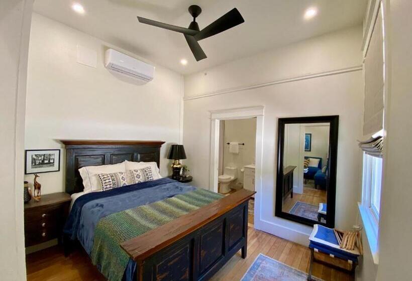 جناح مطلّ علي الحديقة, Warner