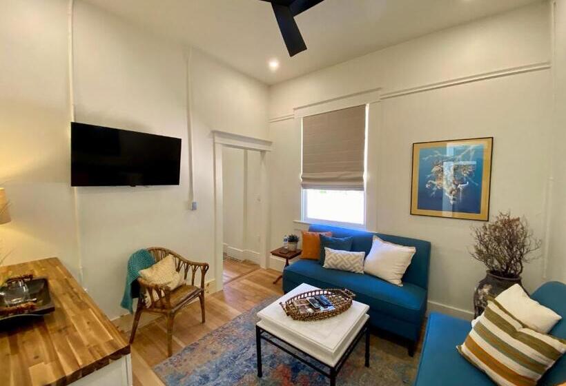 جناح مطلّ علي الحديقة, Warner