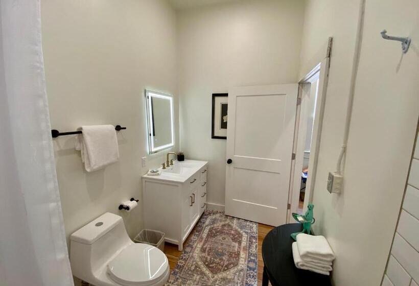 جناح مطلّ علي الحديقة, Warner