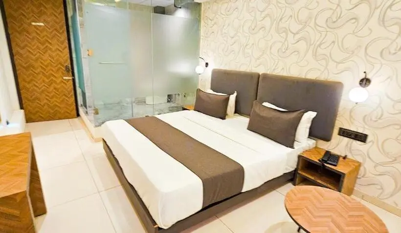 Chambre Deluxe, Nova Bizz
