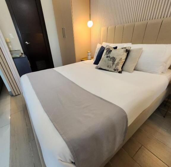 带1个卧室的带阳台的公寓, Luxestaysmnl Parisian Charm 1br Suite Pool Gym 400mbps Wifi Netflix Amazing City View