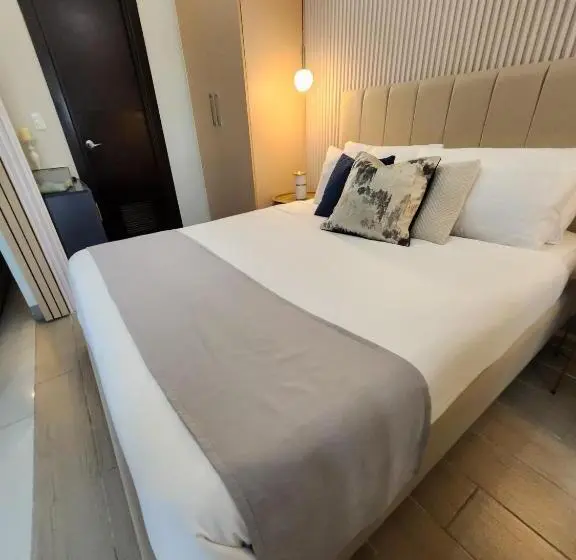 آپارتمان 1 خوابه با بالکن, Luxestaysmnl Parisian Charm 1br Suite Pool Gym 400mbps Wifi Netflix Amazing City View