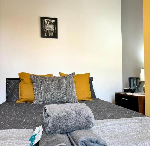 이코노미 룸, Croft House