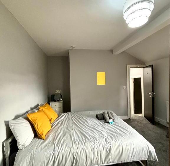 이코노미 룸, Croft House