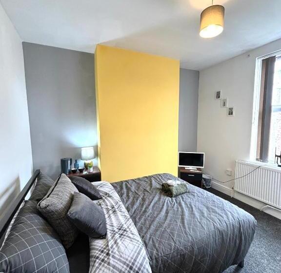 이코노미 룸, Croft House