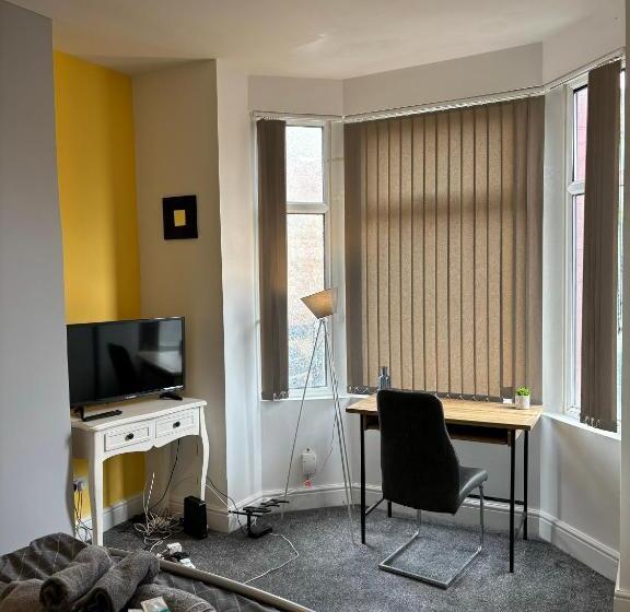 이코노미 룸, Croft House