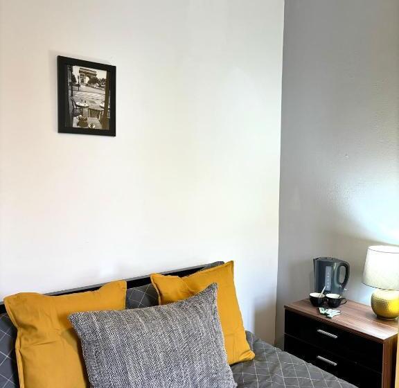 이코노미 룸, Croft House