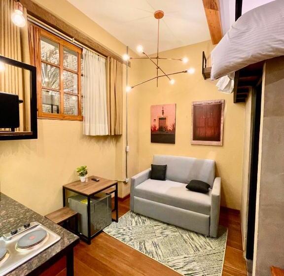 استودیوی استاندارد, Colonia Suites 722