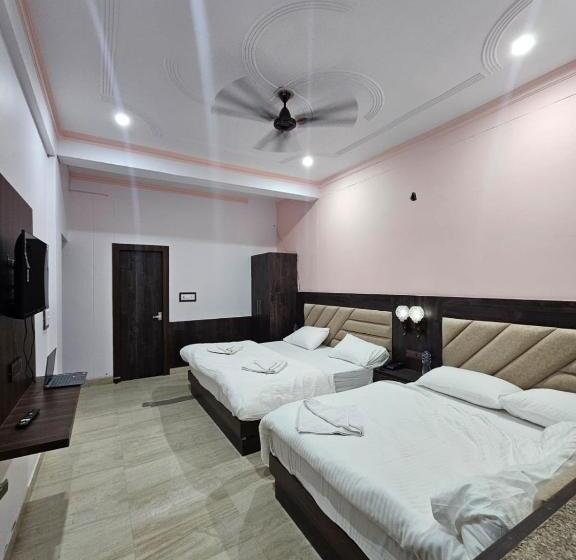 家庭间, Divine Place