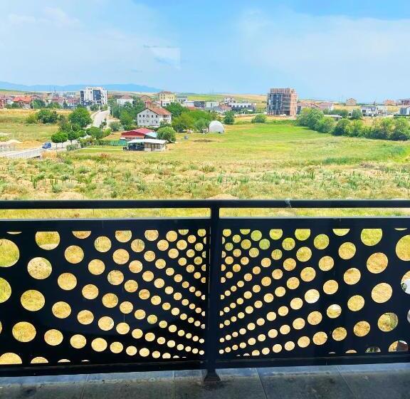 اتاق استاندارد سه تخته با بالکن, Infinity Plaza