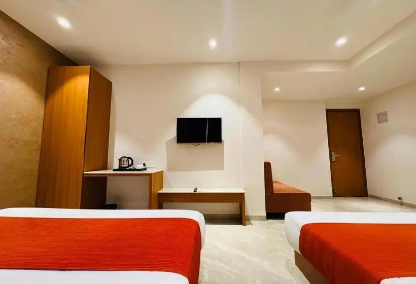 デラックスの4人部屋, Rudhav Palace