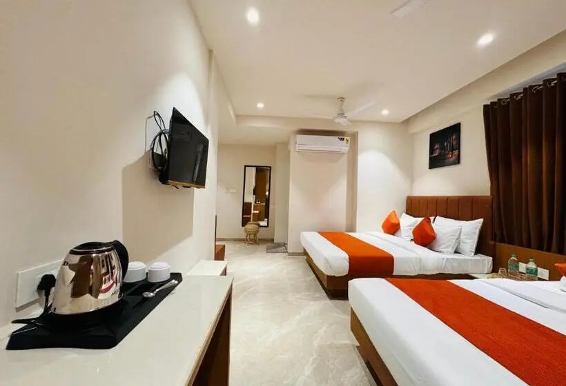 デラックスの4人部屋, Rudhav Palace
