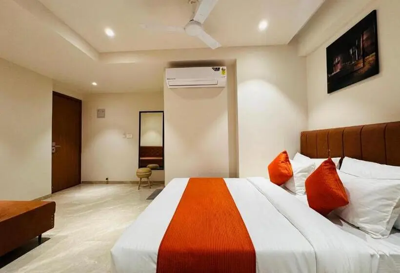 デラックスの4人部屋, Rudhav Palace