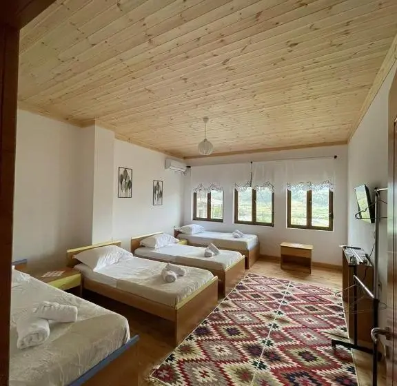 اتاق کلاسیک چهارنفره, Stonetale Garden Guesthouse