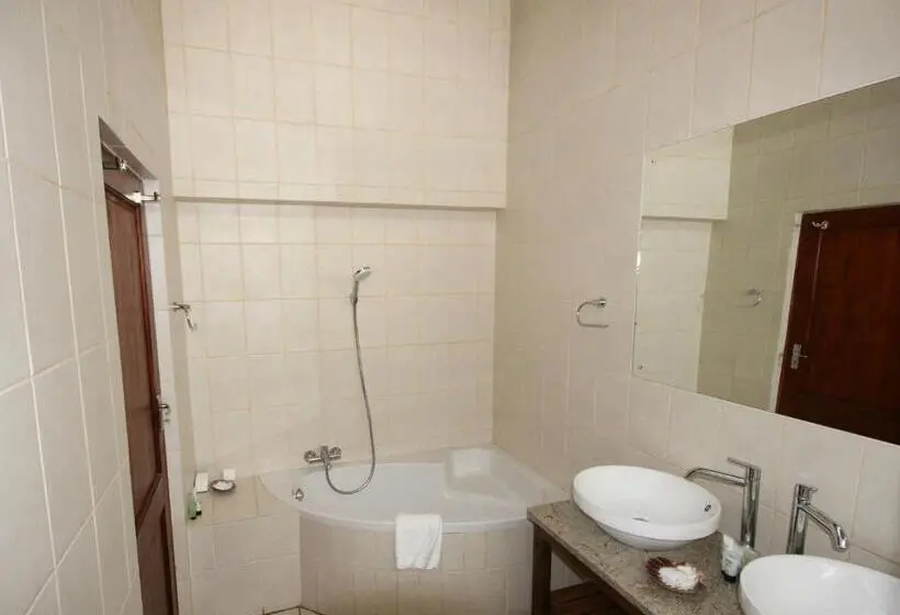 اتاق خانوادگی, Whalesong Guest House