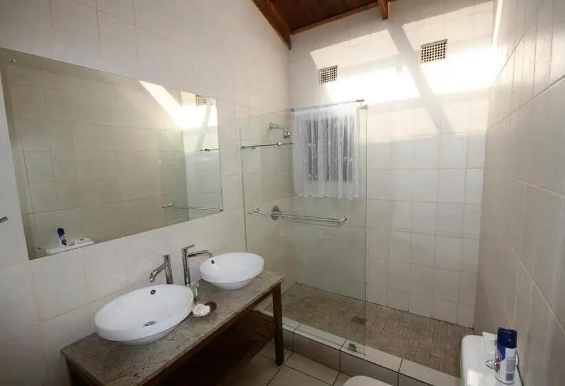 اتاق خانوادگی, Whalesong Guest House
