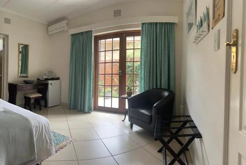 اتاق لوکس سه تخته, Whalesong Guest House