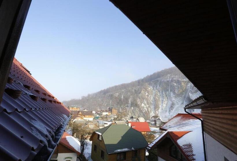패밀리 아파트, Tsvit Paporoti
