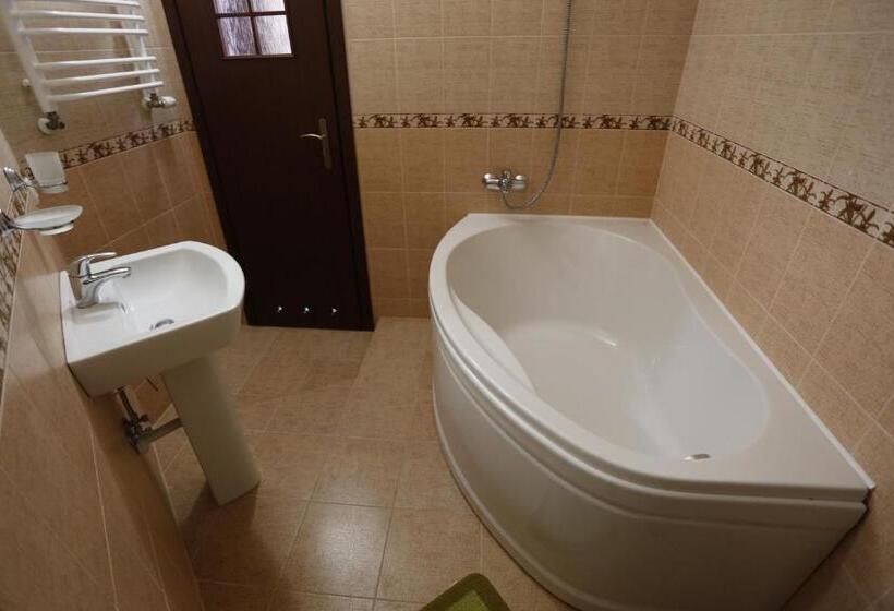 آپارتمان خانوادگی, Tsvit Paporoti