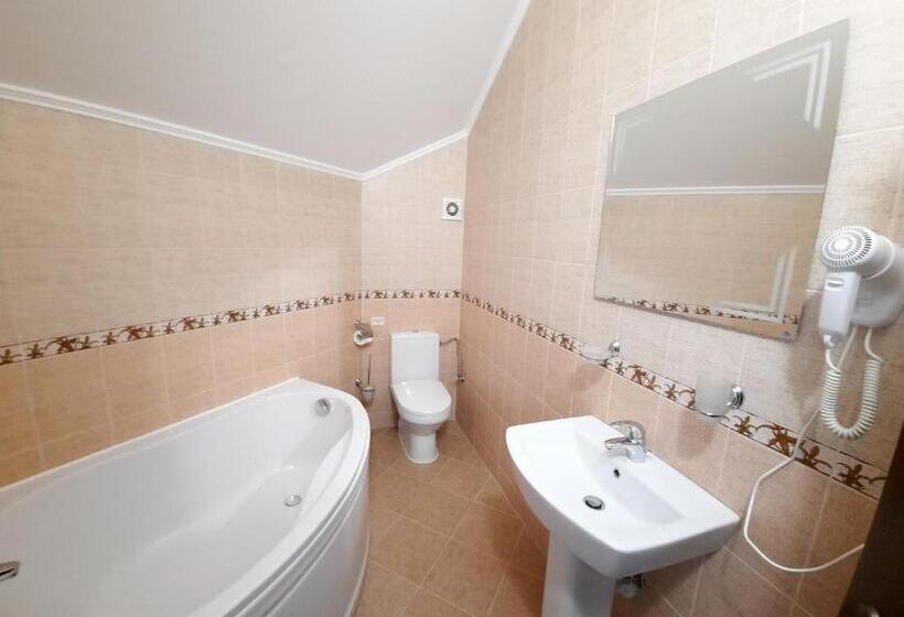 آپارتمان خانوادگی, Tsvit Paporoti