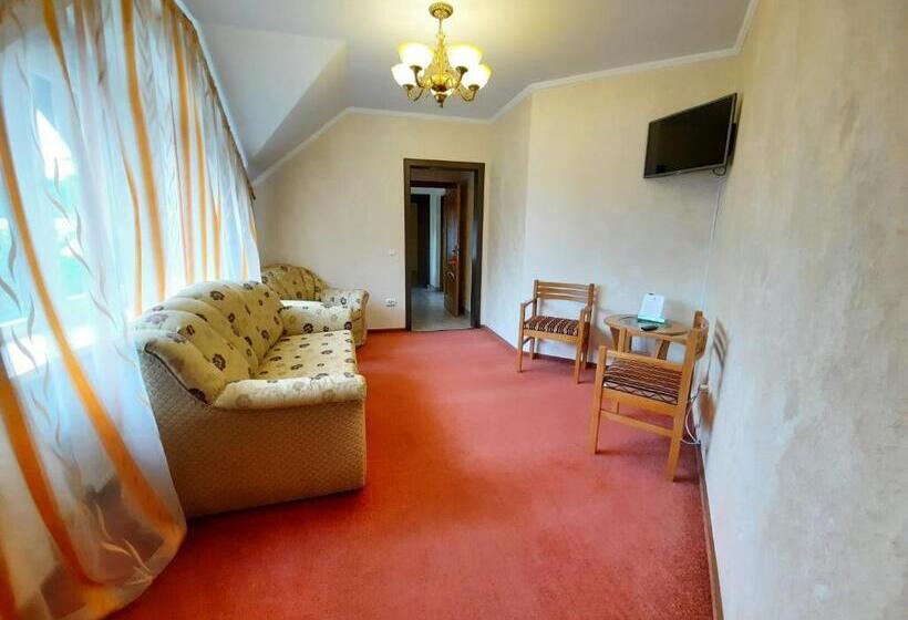 سوییت خانوادگی, Tsvit Paporoti