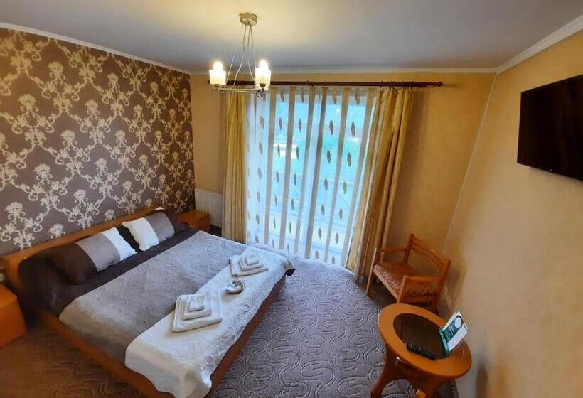 اتاق استاندارد با چشمانداز کوهستان, Tsvit Paporoti