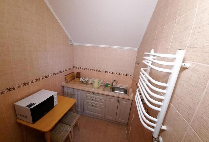 آپارتمان خانوادگی, Tsvit Paporoti