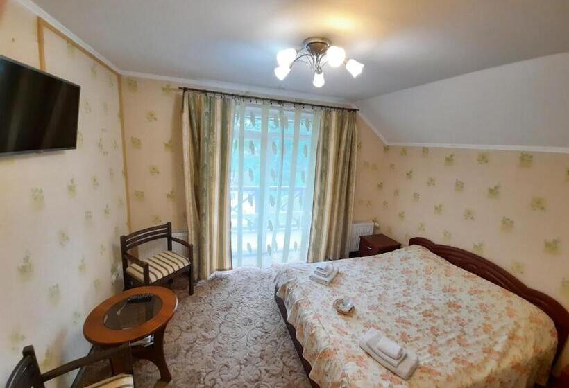 آپارتمان خانوادگی, Tsvit Paporoti