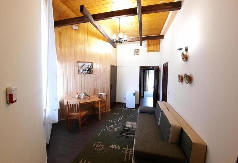 آپارتمان خانوادگی, Tsvit Paporoti