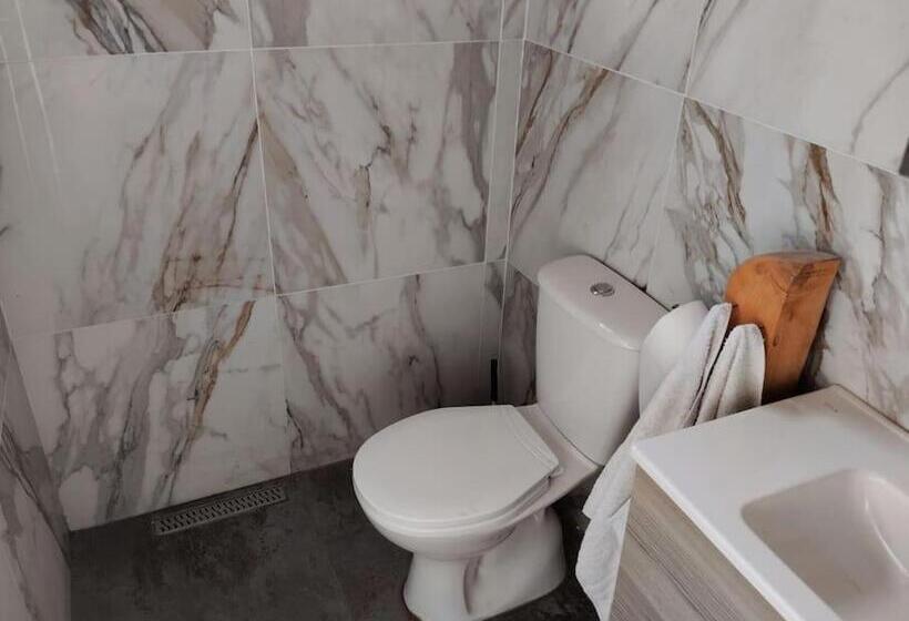 マウンテンビューデラックスルーム, Vellezrit Shkambi