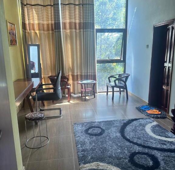 اتاق لوکس, Strikers Hotels And Clubs