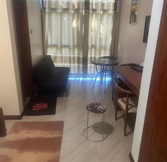 اتاق اکونومی, Strikers Hotels And Clubs