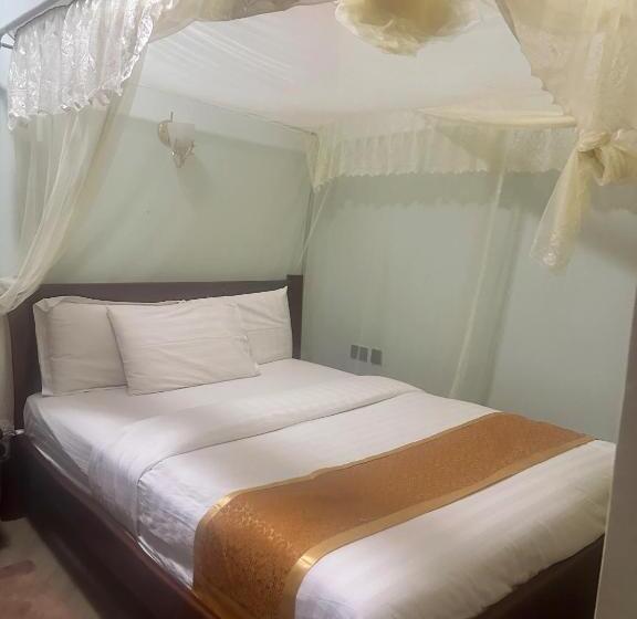 اتاق اکونومی, Strikers Hotels And Clubs