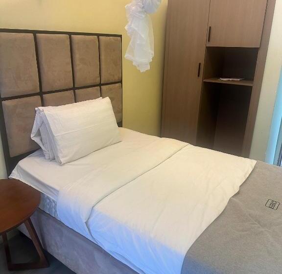 اتاق اکونومی یک تخته, Strikers Hotels And Clubs