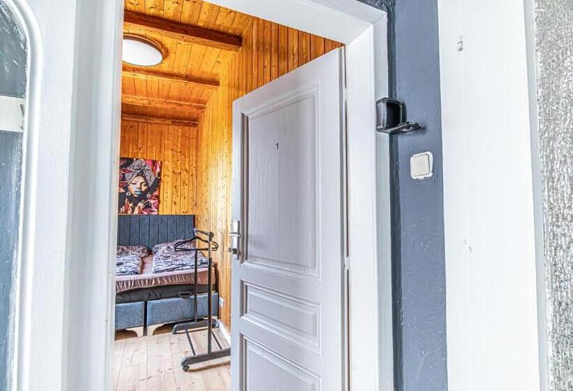 اتاق استاندارد با سرویس بهداشتی مشترک, Comfy Rooms In Shared Villa With Terrace And Garden